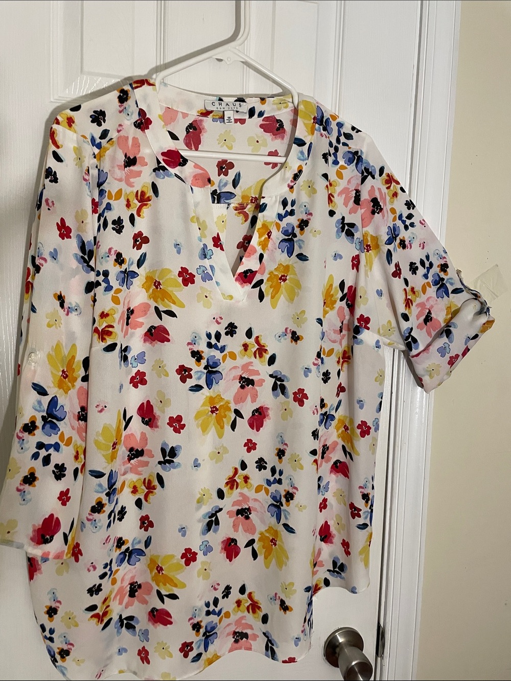 CHAUS Ivory Polysilk V-Neck Floral Tab sleeve Top with curved hem 1X